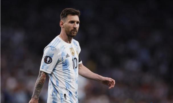 零点一声“小胖墩”，孙铭阳第八年卡点为孙颖莎庆生，合照里趴桌笑成一团，同步见证她173周世界第一+清华免试拟录取的双高光